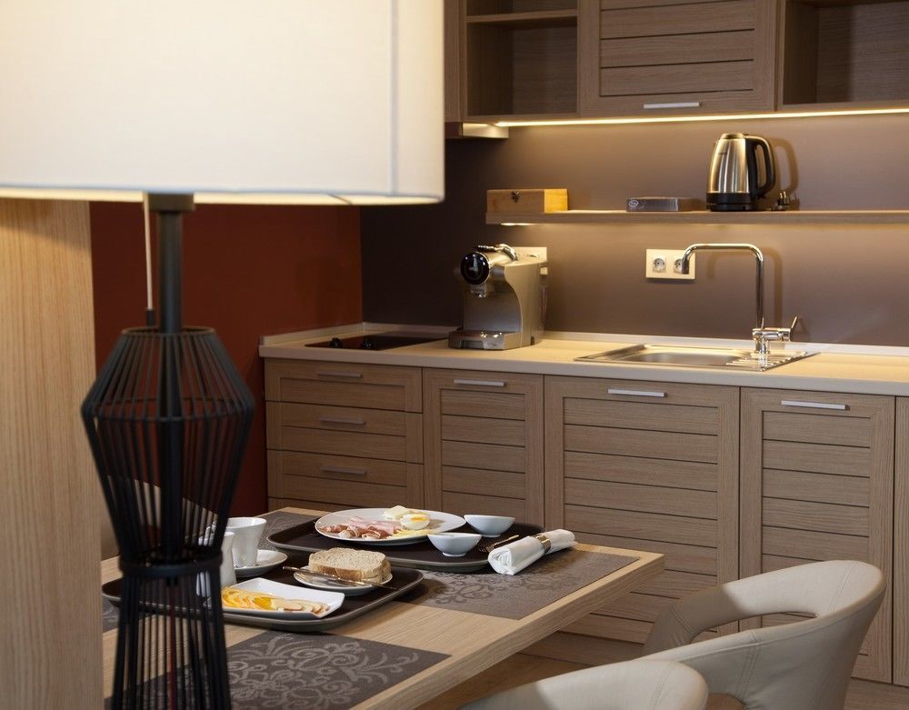 Amira Boutique Hotel Bansko Buitenkant foto A kitchen in a hotel suite