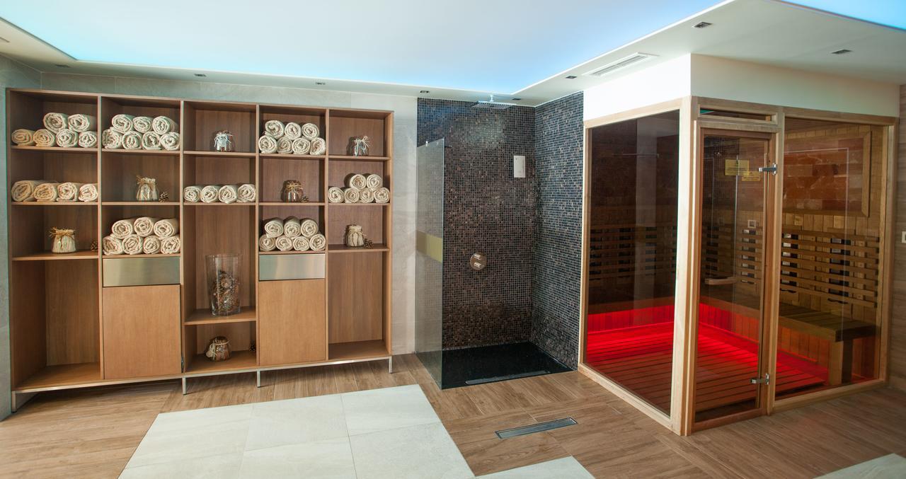Amira Boutique Hotel Bansko Buitenkant foto A shower and a sauna