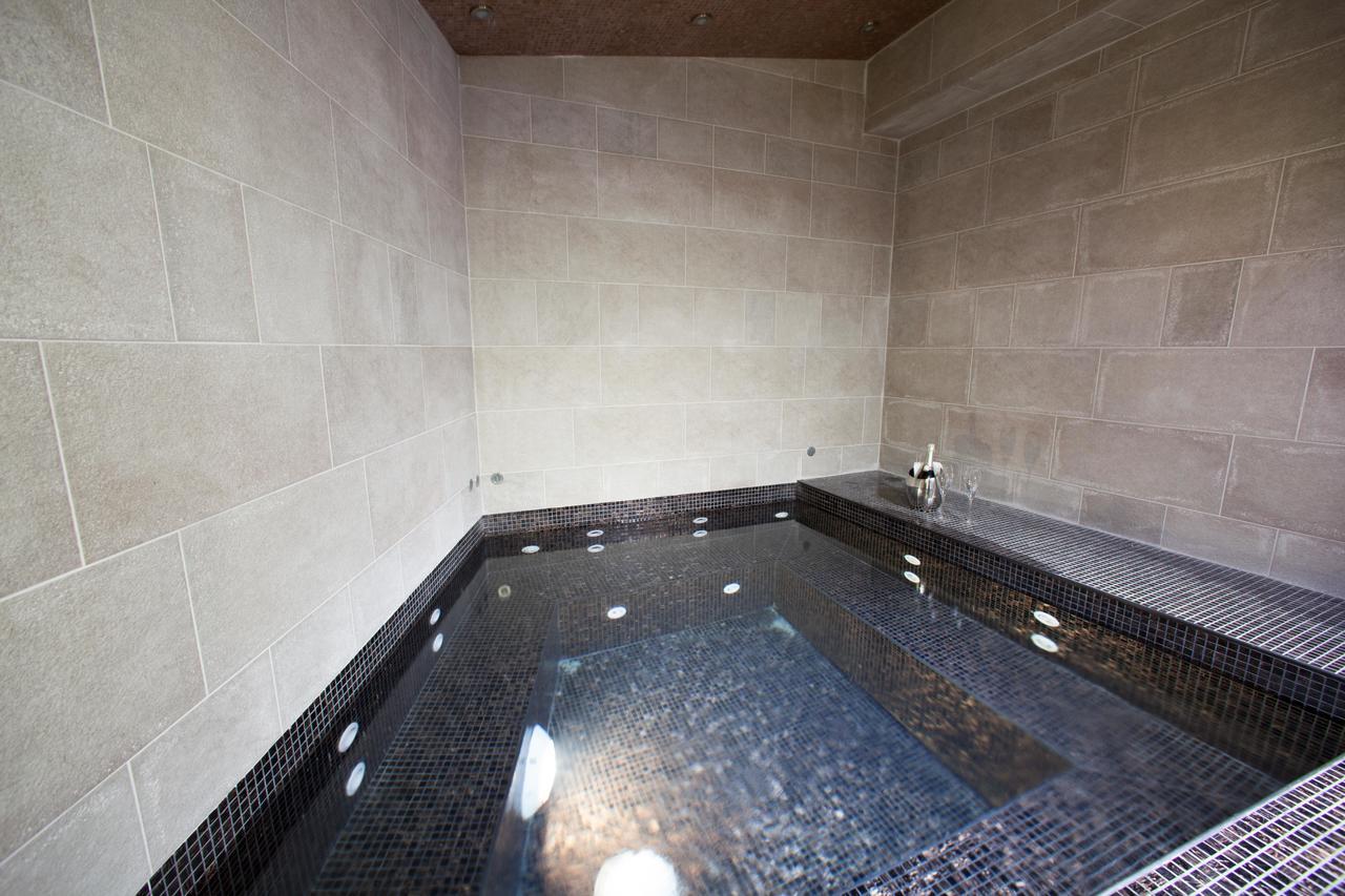 Amira Boutique Hotel Bansko Buitenkant foto A modern furo