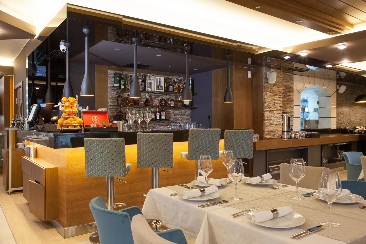 Amira Boutique Hotel Bansko Buitenkant foto The bar at the restaurant